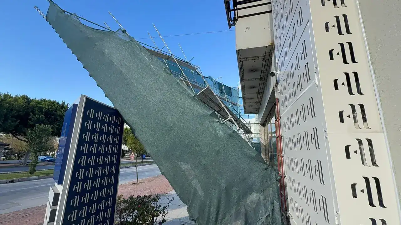 Antalya’da Rüzgar İskeleyi Uçuracaktı! 3